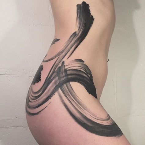 Delphine Noiztoy Side Hip Tattoos, Henne Tattoo, Hip Tattoo Designs, Side Thigh Tattoos, Jagua Henna, Brush Tattoo, Hip Thigh Tattoos, Abstract Tattoo Designs, Hip Tattoos Women