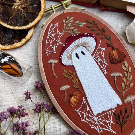 Fall Halloween Embroidery, Easy Fall Embroidery Patterns, How To Embroider A Ghost, Cute Fall Embroidery, Ghost Embroidery Pattern, Fall Embroidery Ideas, Halloween Embroidery Ideas, October Embroidery, Nerdy Embroidery