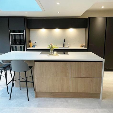 Kitchen Uk, Matt Kitchen, Scandi Kitchen, Bespoke Kitchen Design, Handleless Kitchen, Kitchen Island Ideas, Island Ideas, Uk Kitchen, Kitchen Extension