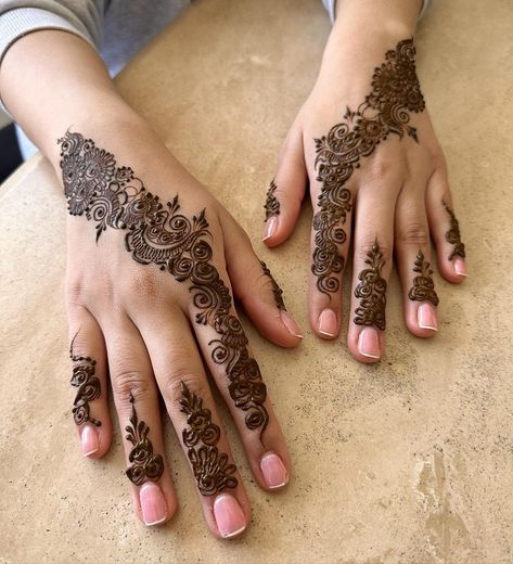 Mehandi Design For Hand, Unique Henna, Simple Arabic Mehndi, Simple Arabic Mehndi Designs, Floral Henna Designs, Finger Henna Designs, Henna Tattoo Hand, Henna Tattoo Designs Hand, Modern Henna Designs