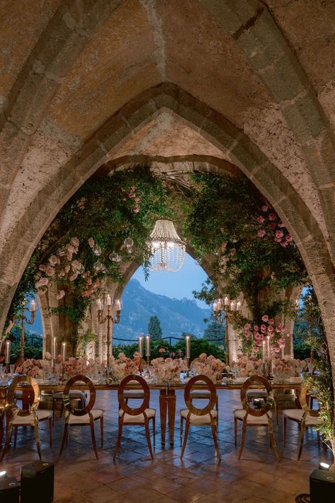 Wedding Aesthetic Garden, Breathtaking Wedding Venues, Garden Villa Wedding, Ravello Wedding Villa Cimbrone, Old Italy Wedding, Beautiful Wedding Locations, Wedding Venues In Europe, Small Italy Wedding Aesthetic, Spring Wedding Italy