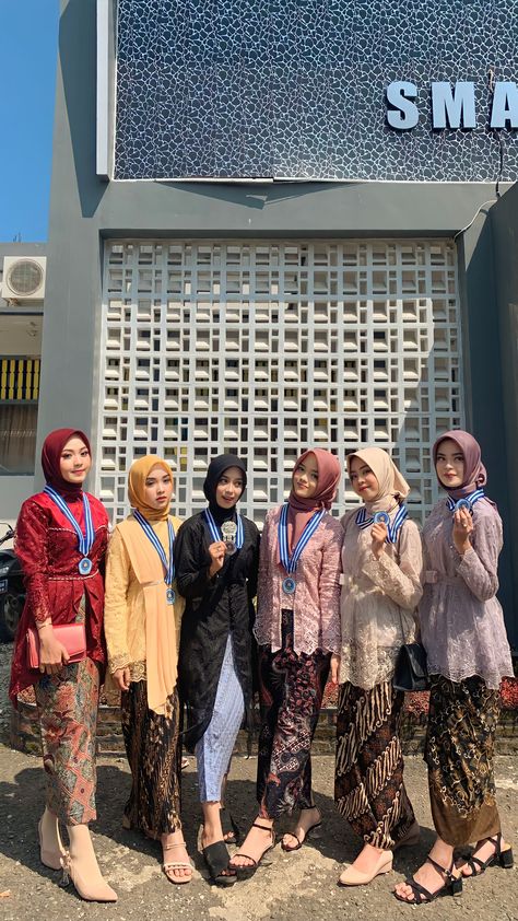 Ootd Wisuda Hijab, Dress Perpisahan Sekolah, Ootd Kebaya Hijab Modern, Kebaya Wisuda Hijab, Model Kebaya Wisuda, Pengantin Modern, Mix And Match Outfits Hijab, Ootd Hijab Casual, Outfits Hijab