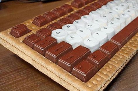 Chocolate treats for geeks: smores keyboard Chocolate Keyboard, Geek Cake, Epic Cakes, Keyboard Ideas, Food Shapes, S'mores, Nerdy Things, Party Diy, Creative Food