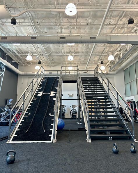 Commercial Gym Design, Home Gym Basement, Gym Design Interior, Workout Room Home, Home Gym Garage, Gym Facilities, Gym Setup, Diy Home Gym, Gym Room At Home