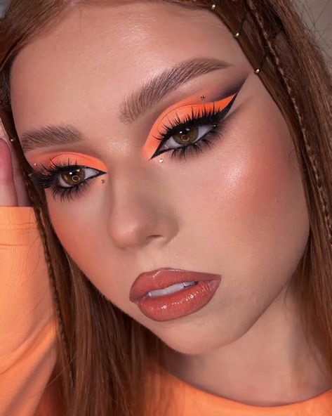 70s Makeup Look, Monochromatic Makeup Looks, Orange Eyeshadow Looks, Cat Face Makeup, Monochromatic Makeup, Concert Makeup, 70s Makeup, Orange Eyeshadow, Peach Makeup