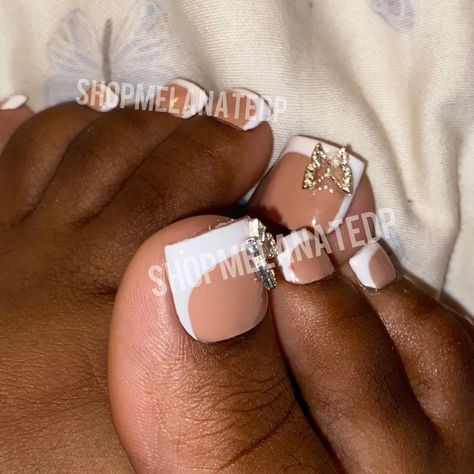 French tip toes are elite. 💅🏽 Butterfly Nails Square, Square Toe Nails, Pedicure White, French Tip Toes, Nails Butterfly, French Toes, Nails Pedicure, Acrylic Toe Nails, Acrylic Toes