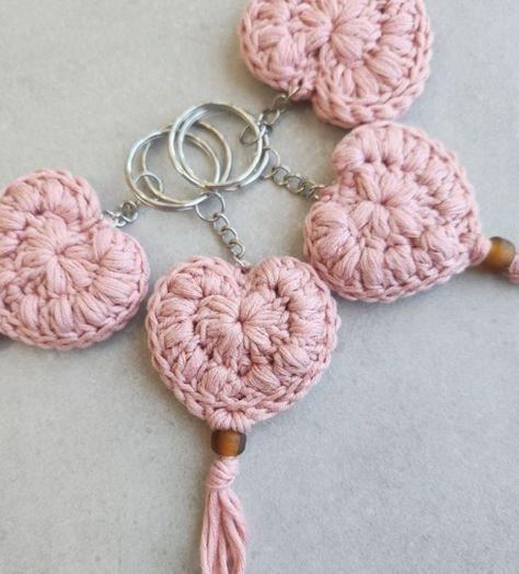 Crochet Heart Keychain (Free Pattern) Crochet Heart Keychain, Keychains Crochet, Quick Crochet Gifts, Bunting Pattern, Crochet Keychains, Diy Knit, Crochet Appliques, Keychain Pattern, Popular Crochet