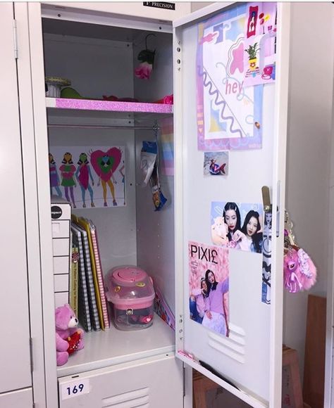 Locker Posters Aesthetic, Pink Locker Ideas, Lookers Ideas Lockers, Locker Interior Design, Loker Ideas Schools, School Locker Decorations Aesthetic, Cute Lockers, Locker Ideas Aesthetic, Locker Inspo Aesthetic