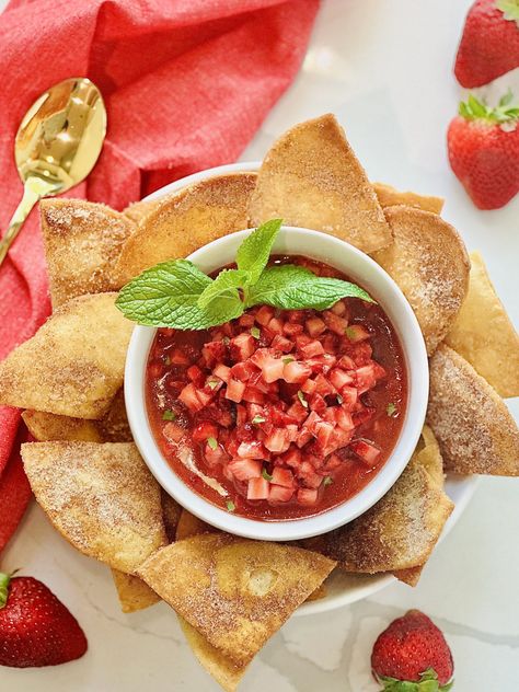 Dessert Salsa, Strawberry Salsa Recipe, Sweet Salsa, Strawberry Salsa, Fresh Strawberry Pie, Strawberry Dessert, Cinnamon Chips, Fruit Salsa, Amazing Appetizers