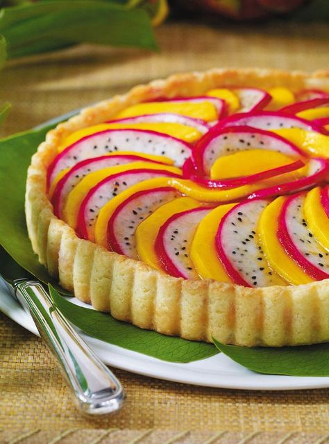 Ricardo's recipe : Mango and Pitahaya Fruit Tart Dragon Fruit Jam Recipe, Dragonfruit Recipes, Healthy Pumpkin Bread, Buah Naga, Fruit Tart Recipe, Fruit Du Dragon, Muffins Healthy, Dessert Aux Fruits, Paleo Pumpkin