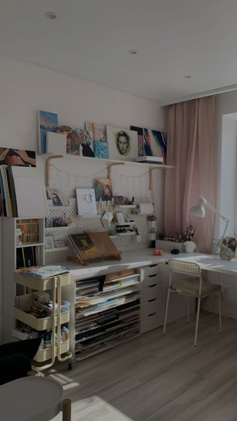 Desk Ideas For Artists, Desk Ideas Artist, Art Studio At Home Aesthetic, Artistic Bedroom Aesthetic, Artist Desk Aesthetic, Artist Desk Ideas, Artist Room Ideas Bedroom, Artist Bedroom Ideas, Artist Studio Apartment