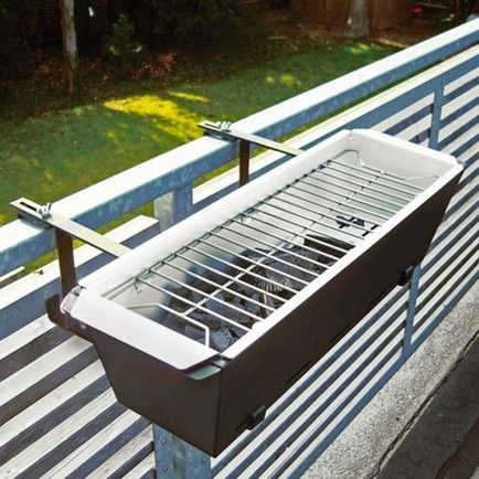 Handy for those small apartment balconies Pallet Bank, Design Balcony, Backyard Grill, Condo Balcony, Balcony Grill, Charcoal Grills, Small Balcony Design, Trendy Apartment, Apartment Patio