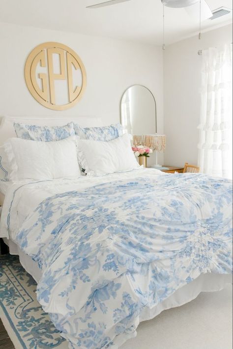 Classic Coastal Bedroom, Coastal Grandaughter Bedrooms, Bedroom Ideas Coastal Granddaughter, Room Ideas Blue And White, Costal Bedroom Idea, Blue Preppy Room, Blue And White Dorm, Coastal Granddaughter Bedroom, Pink Coastal Bedroom