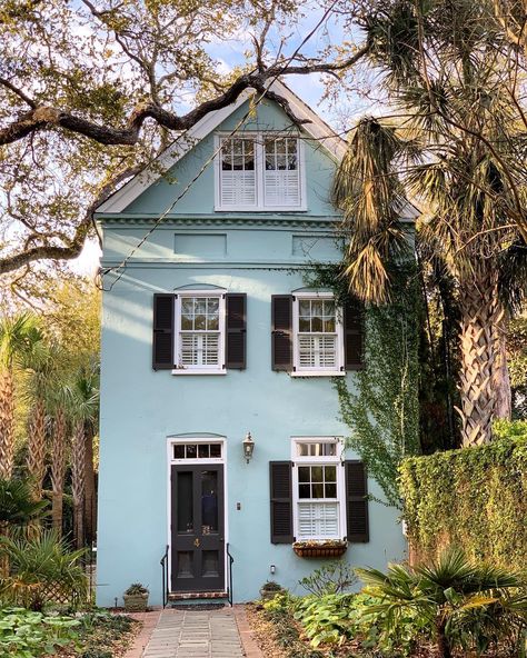 Blue Brick House Exterior, Light Blue House Exterior, English Cottage Exterior, Light Blue Houses, Pintura Exterior, Cottage Exterior, Brick Exterior House, Beach Cottage Decor, Pink House