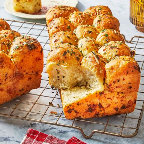 the pioneer woman's pull apart garlic bread recipe Pull Apart Garlic Bread, Christmas Side Dishes, Garlic Bread Recipe, Homemade Dough, Pull Apart Bread, Superbowl Snacks, Pull Apart, Bread Rolls, Dinner Rolls