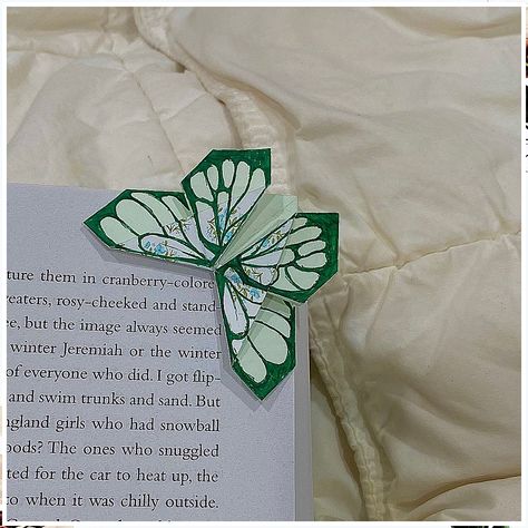 Add a touch of beauty to your life with this butterfly origami guide. Cute Paper Bookmark Ideas, Handmade Bookmarks Diy Butterfly, Paper Butterflies Aesthetic, Cute Bookmarks Diy Origami, Butterfly Markbook, Origami Butterfly Aesthetic, Green Aesthetic Bookmark, Cute Bookmarks Aesthetic, Butterfly Paper Bookmark