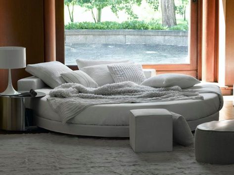 Glamor is an ambitious round bed designed by Ennio Arosio for the Ivano Redaelli brand. A single dimension for an oasis of comfort and softness. Glamor is available in different fabric and leather finishes. Certain trends are destined to remain alive over time, thanks to the audacity of those who love to dare and possess furniture elements such as Glamor, a refined round bed for a one-of-a-kind bedroom. Interior Bed Design, Glamour Bed, Circular Bed, Circle Bed, Round Bed, Round Beds, Bedroom Furnishings, Bohemian Bedroom Decor, Vintage Bed