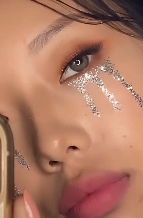 Euphoria Makeup Asian, Eras Makeup, Makeup Euphoria, Futuristic Makeup, Album Concept, Concert Makeup, Performance Makeup, Bear Earrings, Makeup Step By Step