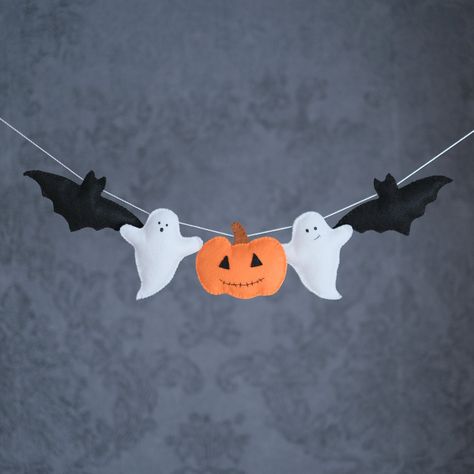 Halloween Decorations Wall, Halloween Girlande, Ghosts And Pumpkins, Cute Halloween Decorations, Halloween Ghost Decorations, Halloween Garland, Ghost Decoration, Pumpkin Halloween Decorations, Halloween Bat