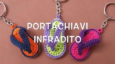 Here's A Free Pattern To Crochet Tiny Flip Flop Keychains Knit Keychains, Hands Craft, Crochet Flip Flops, Crazy Ideas, Crochet Keychain Pattern, Diy Gifts For Friends, Amigurumi Tutorial, Crochet Simple, Haken Baby