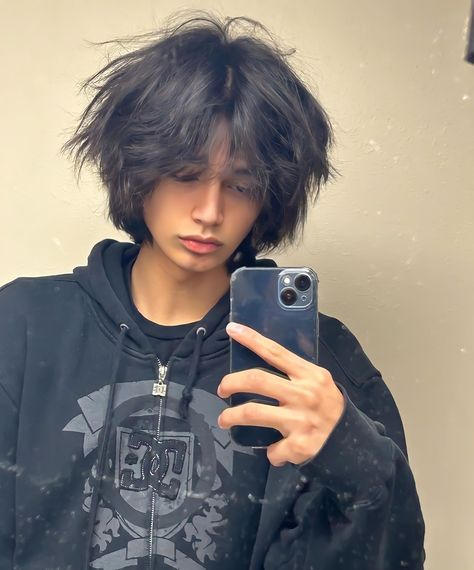 Male Hairstyle Straight Hair, Hair Inspo Male, Y2k Hairstyles Men, Grunge Hairstyles Men, Skater Boy Hair, Ftm Haircuts, Messy Hair Boy, Y2k Hairstyles, Dyed Hair Inspiration