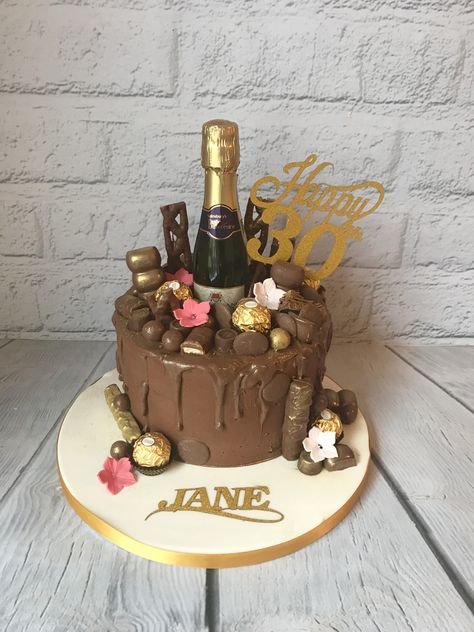 30th birthday drip cake with Prosecco Prosecco Birthday Cake, Prosecco Cake Design, Wine Cake Ideas Birthday, Prosecco Cake, 30th Birthday Cake For Women, Alcohol Birthday Cake, Birthday Drip Cake, Liquor Cake, Birthday 21st