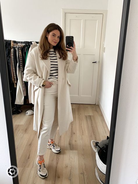 Summer outfit, outfit inspiration, spring inspiration, streetstyle Inso, summer fashion trends, spring trends, spring fashion, trends 2022, dresses outfit, spring/summer 2022, neutral tones outfit, cream outfit, beige outfit, striped sweater outfit, sneaker outfit, mom jeans outfit inspiration, hmxme Cream Jeans Outfit Spring, Creme Jeans Outfit, Beige Mom Jeans Outfit, Cream Mom Jeans Outfit, Cream Jeans Outfit Street Style, Cream Sneakers Outfit, Neutral Tones Outfit, Beige Mom Jeans, Cream Mom Jeans