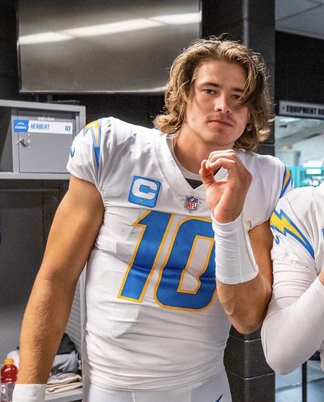 La Chargers, Justin Herbert, Nfl Football Pictures, Chargers Football, Cute Football Players, California Los Angeles, Sports Boys, Football Boys, Football Pictures