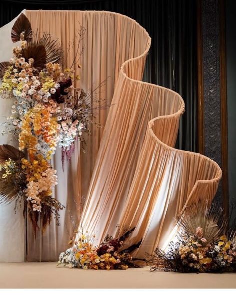 Wedding Draping Backdrop, Leaf Backdrop, Wedding Jobs, White Wedding Centerpieces, Wedding Draping, Wedding Decor Photos, Desi Wedding Decor, Wedding Journal, Wedding Backdrop Design