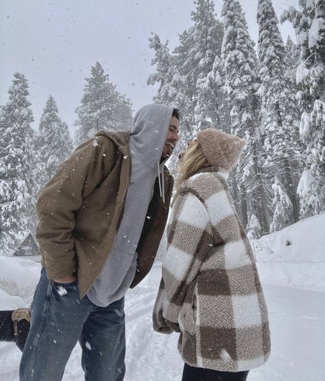 Winter Couple Pictures Aesthetic, Winter Couple Aesthetic, Photography In The Snow, Ja I Ty, Winter Couple Pictures, Teddy Lupin, Snow Couple, Snow Pictures, Snow Trip