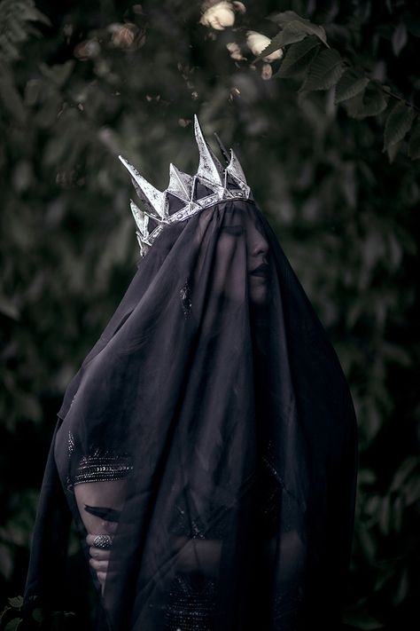 “Dark Queen” — Photographer: Mai Her – Mai Photography Model: Lucy Khang Princess Photography, Arte Occulta, Photography Dark, Lady Macbeth, Dark Queen, Queen Aesthetic, 얼굴 그리기, Mode Costume, 다크 판타지