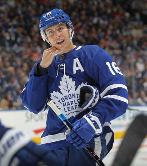 Toronto Maple Leafs Wallpaper, Michigan Hockey, Nhl Hockey Teams, Hockey Goals, Mitch Marner, Hockey Boards, Maple Leafs Hockey, Hockey Pictures, Hot Hockey Players