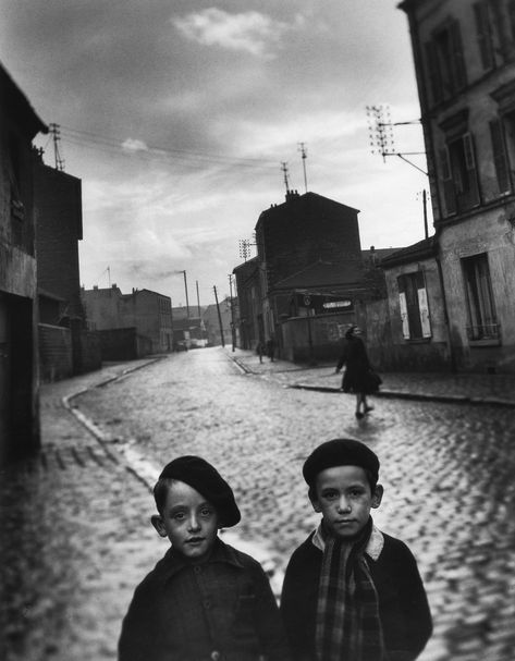 Louis Stettner (born November 7, 1922) is an American photographer of the 20th century whose work includes streetscapes, portraits and architectural images of New York and Paris. His work has been highly regarded because of its humanity and capturing the life and reality of the people and streets of both cities. Since 1947, Stettner has photographed the changes in the people, culture, and architecture of both cities.... Louis Stettner, Willy Ronis, Henri Cartier Bresson, San Francisco Museums, Paris Pictures, Great Photographers, Paris Photos, Magazine Photography, Vintage Pictures