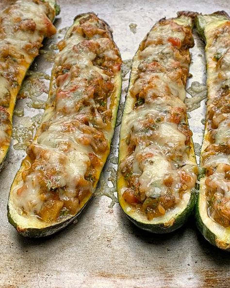 Stuffed Courgette Recipe, Stuffed Courgette, Dump Recipes, Stuffed Zucchini Boats, Cheese Sauce For Pasta, Chicken With Italian Seasoning, Vegan Cheddar, Stuffed Zucchini, Zucchini Boats