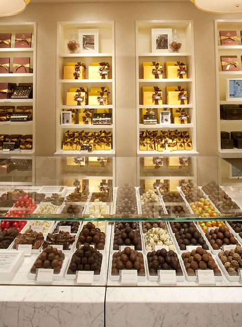 Godiva flagship store by d ash design New York 04 Chocolate Shop Display, Chocolate Store Design, Chocolatier Shop, Chocolate Store, Bakery Shop Design, Chocolate Stores, Bakery Design, Coffee Shop Design, Bakery Shop