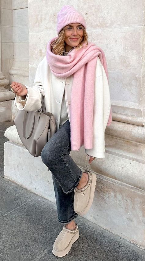 Cold Weather Europe Outfits, Cute Uggs Outfits, Pink Autumn Outfit, Simple Cozy Outfits, American Vintage Outfits, Pink Beanie Outfit, Pink Hat Outfit, Worst Outfits, Ugg Tazz