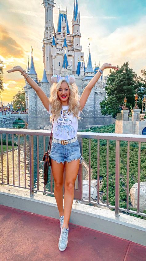 Europe Poses, Park Poses, Disney Outfits Summer, Disneyworld Outfits, Disney Poses, Disney Outfits Women, Disney Fits, Disney Parque, Theme Park Outfits