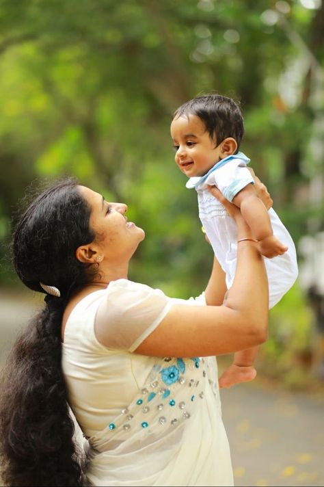 Mother And Son Love Image, Cradle Photoshoot, Amma Photos Hd, Mother Holding Child, Love Couple Images Hd, Baby Mehndi, Mother Photography, Mom With Baby, Child Image