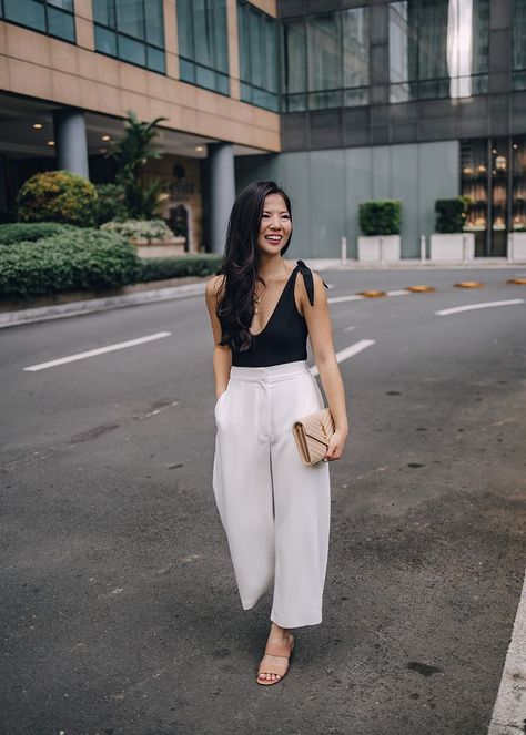 Black Bodysuit with Bows + White Wide Leg Pants White Pants Outfit, Legs Outfit, Wide Leg Pants Outfit, White Wide Leg Pants, Black White Outfit, Travel Luxury, Elegante Casual, White Outfit, Nyc Fashion