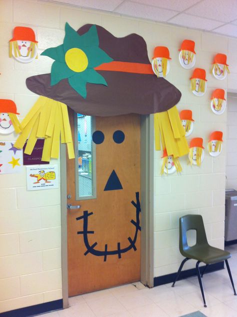 Scarecrow Door Classroom, Diy Scarecrow Decoration, Halloween Dance Decorations, Friday Activities, Door Classroom, Scarecrow Decorations, Diy Scarecrow, Nursery Crafts, Scarecrow Crafts