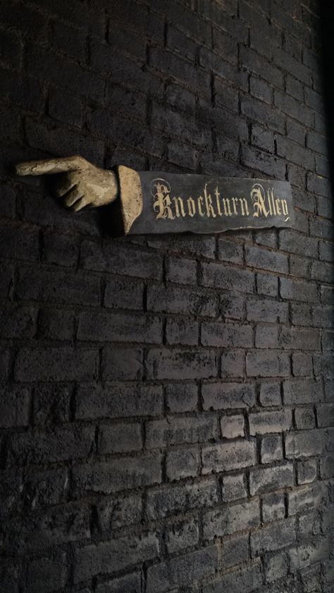 Nocturne Alley at The Wizarding World of Harry Potter in Orlando, Florida Nocturn Alley Harry Potter, Dark Harry Potter Aesthetic, Dark Wizard Aesthetic, Wizarding World Aesthetic, The Seven Devils, Harry Potter Events, Knockturn Alley, Seven Devils, Harry Potter Rpg