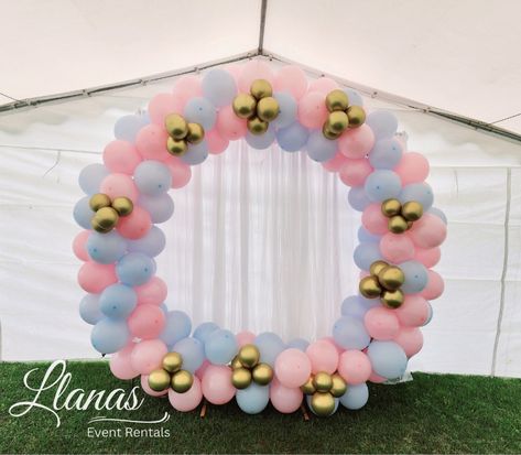 Circle balloon arrangement for a gender reveal Balloon Arch Circle, Gender Reveal Balloon Arch, Balloon Gifts, Balloon Arrangement, Bambi Baby, Gender Reveal Party Games, Gender Reveal Party Theme, Gender Reveal Balloons, Balloon Arrangements