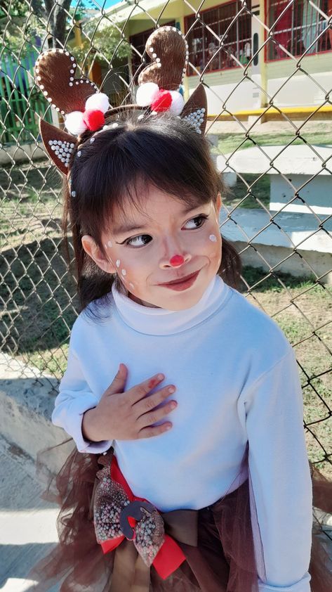 Diadema de reno
Maquillaje de Rodolfo el Reno
Disfraz navideño
Tutu de reno Diy Rudolph Costume For Kids, Diy Reindeer Costume, Rudolph Costume, Reindeer Costume, Eye Makeup Designs, Christmas Themes Decorations, Adidas Outfit, Christmas Costumes, Makeup Designs