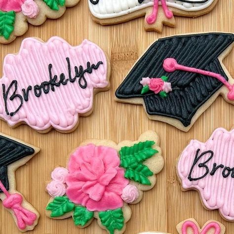 ✨Kelly✨ on Instagram: "Congratulations Brookelyn!🎓🌸 #graduationcookies #graduation #buttercreamflowercookies #buttercreamcookies #classof2023 #letseatsugar #rochestermn #rochmn #rochestermnbaker #homebaker #congratulations #yummy" Flower Graduation Cookies, Graduation Cookies Buttercream, Buttercream Graduation Cookies, Sugar Cookie Buttercream Frosting, Buttercream Frosting Cookies, Frosting Cookies, Buttercream Cookies, Graduation Desserts, Buttercream Decorating