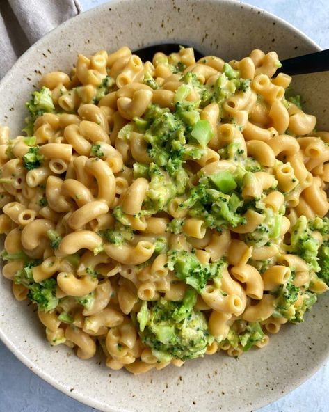 What's better than a one pot meal!? Maybe one that is broccoli and cheese pasta! It’s made with all simple ingredients and great to throw together for an easy weeknight meal. Broccoli And Cheese Pasta, Cheddar Broccoli Pasta, Broccoli Cheese Pasta, Cheese And Broccoli Pasta, Macro Eating, Balanced Dinner, Cheese And Broccoli, Balanced Lunch, Banza Pasta