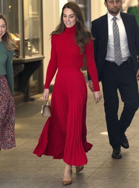 Princesse Kate Middleton, Kate Middleton Pictures, Kate Middleton Outfits, Estilo Real, Princess Kate Middleton, Cotton Midi Skirt, Familia Real, Royal Outfits, Kate Middleton Style