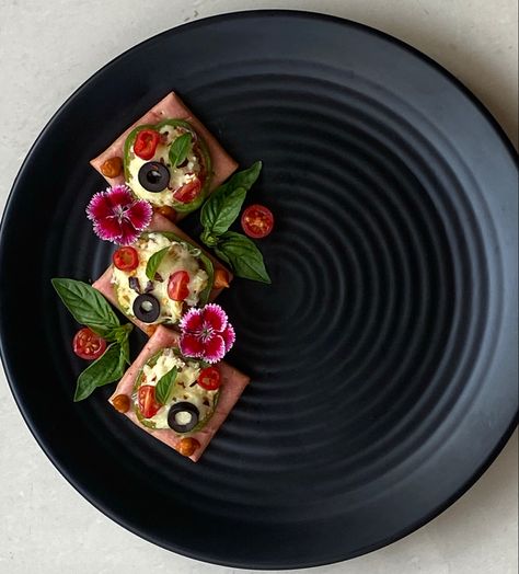 Pizza Plating, Pink Pizza, Plating Ideas, Beet Root, Pizza Bites, Food Presentation, Food Plating, Beets, Flour