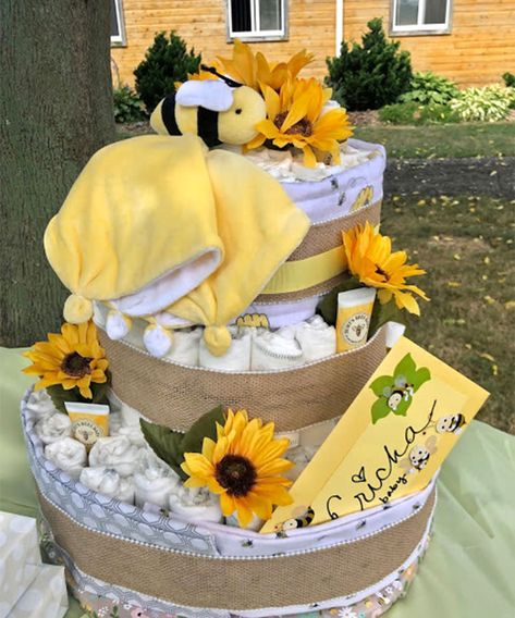 Bee Diaper Cake, Jeep Diaper Cake, Diaper Cake Ideas, Diaper Motorcycle Cake, April Baby Shower, Diaper Cake Instructions, Unique Diaper Cakes, Diy Diaper Cake, Diaper Cake Centerpieces