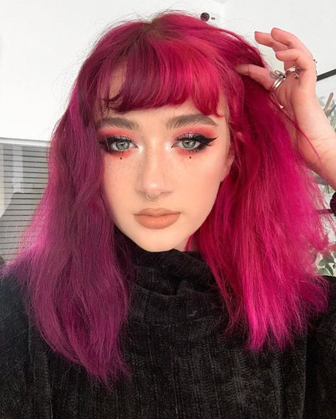 ARCTIC FOX HAIR COLOR @ffigs split dye is back baby 😈💓 @arcticfoxhaircolor virgin pink & violet dream mixed with ritual 🧚🏻‍♀️ #afvirginpink #afvioletdream #afritual #splitdye #hairgoals #arcticfoxhaircolor #dyedhair Split Dyed Hair Colorful, Split Dyed Hair Pink, Pink And Red Hair Split, Arctic Fox Ritual, Pink Split Dye, Pink Arctic Fox Hair, Split Hair Color Ideas, Arctic Fox Virgin Pink, Arctic Fox Pink Hair Dye