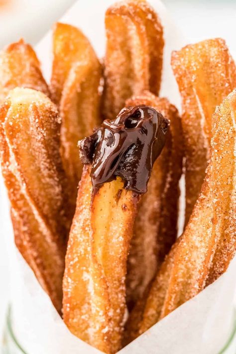 Churros Recipe No Eggs, Vegan Churros, Gluten Free Churros, Easy Churros, Easy Churros Recipe, Buah Bit, Baked Churros, Homemade Churros, Chocolate Dipping Sauce